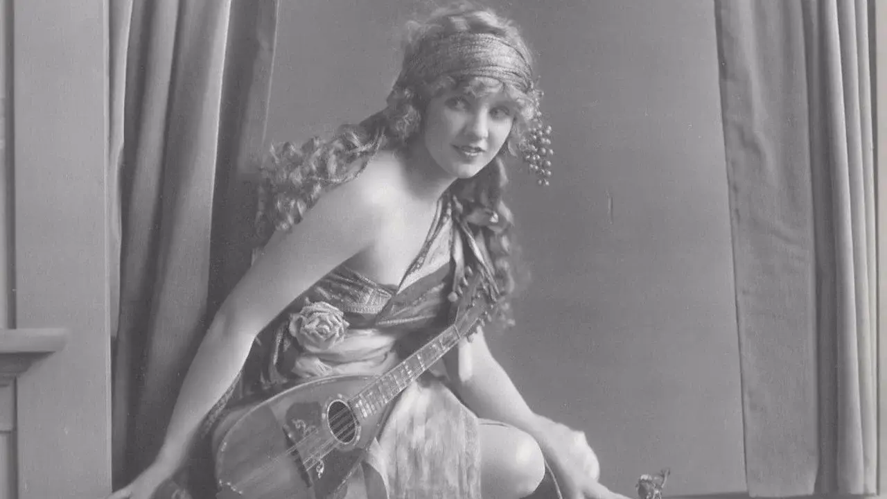 Moonlight and Honeysuckle fondo