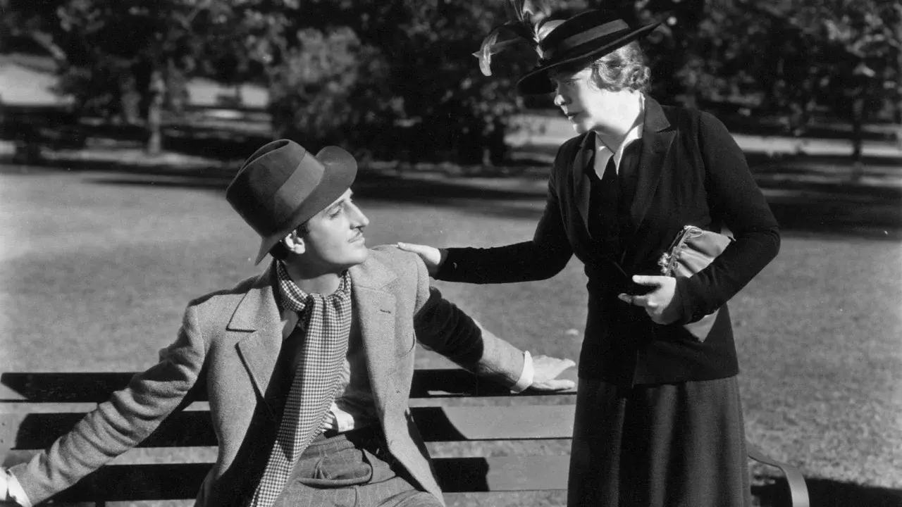 A Feather in Her Hat fondo