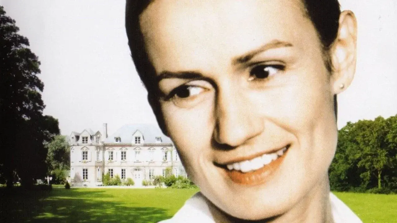 Une femme en blanc fondo