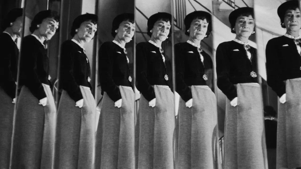 Coco Chanel Unbuttoned fondo