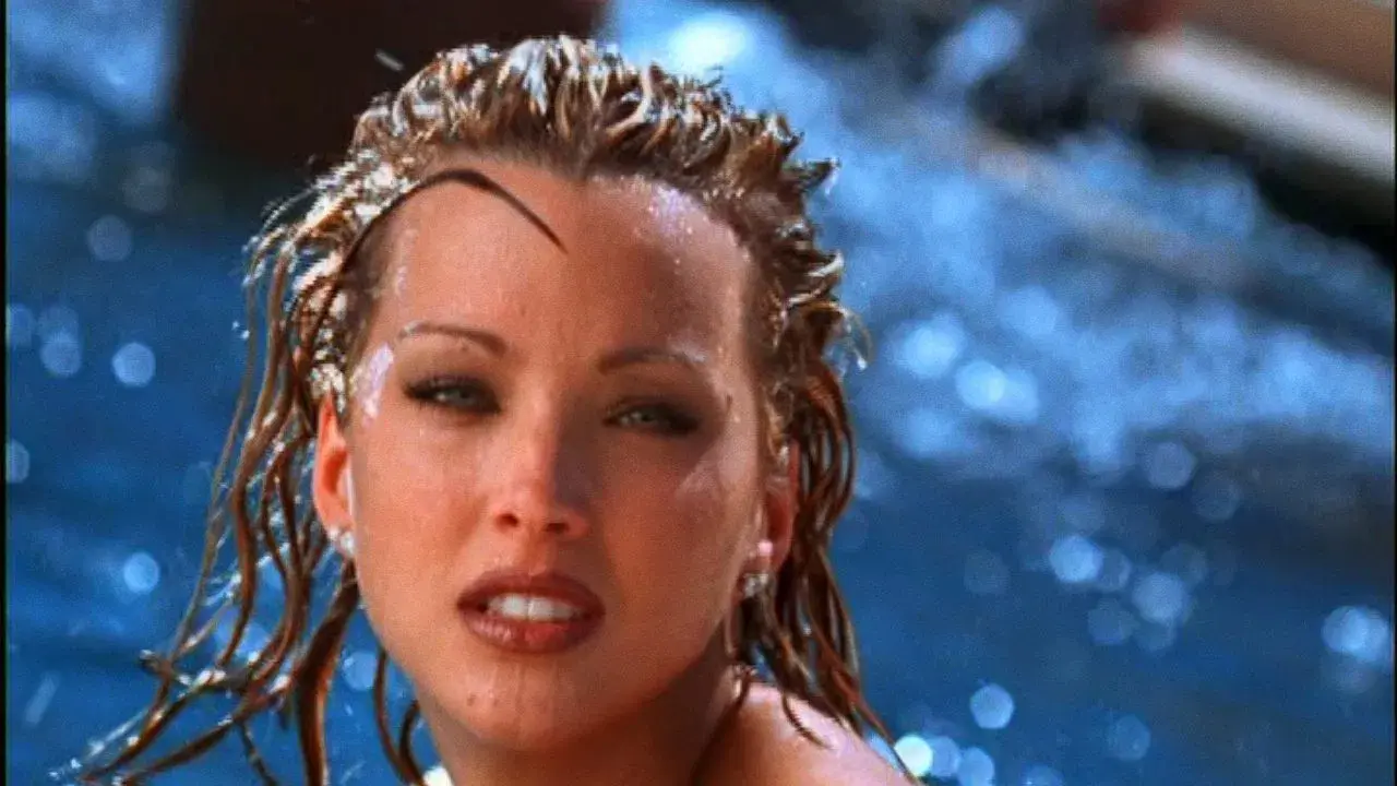 Playboy Wet & Wild: Slippery When Wet fondo