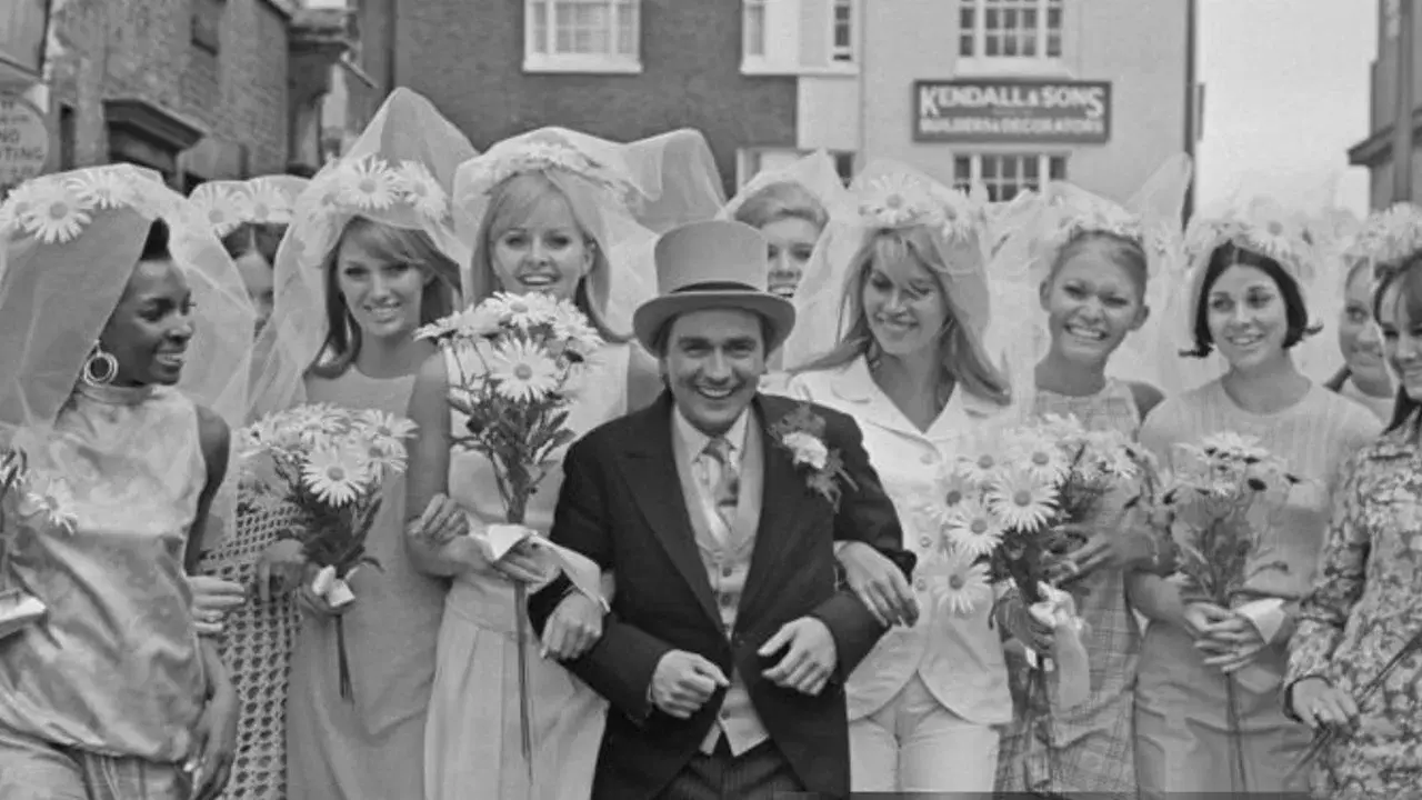 30 Is a Dangerous Age, Cynthia! fondo