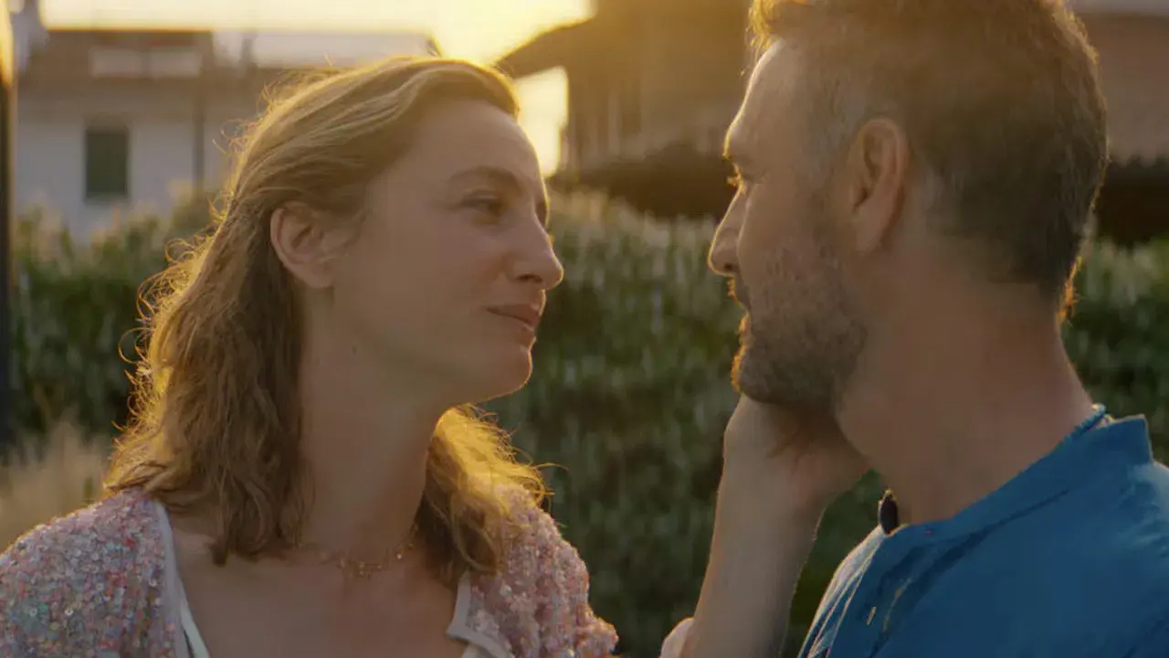 Amici comuni backdrop