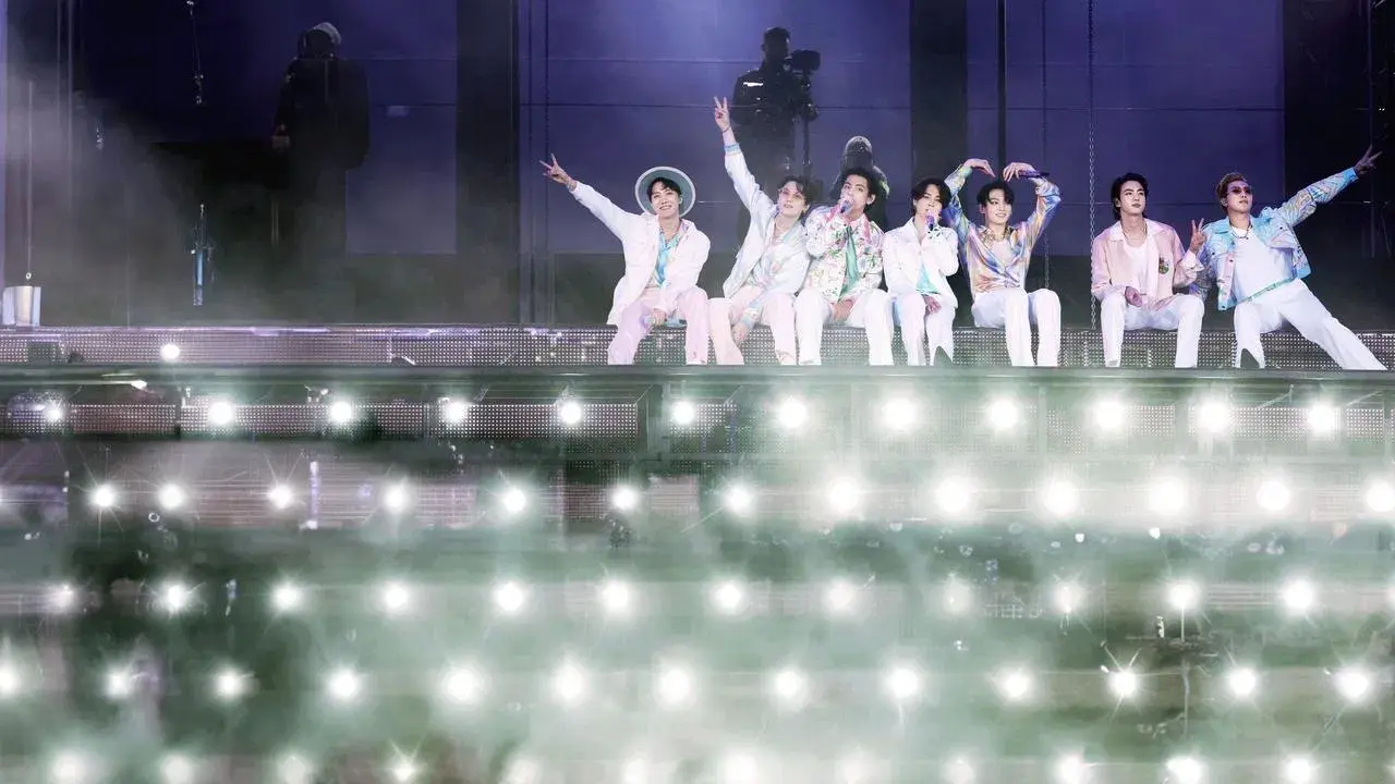 BTS Monuments: Beyond The Star fondo