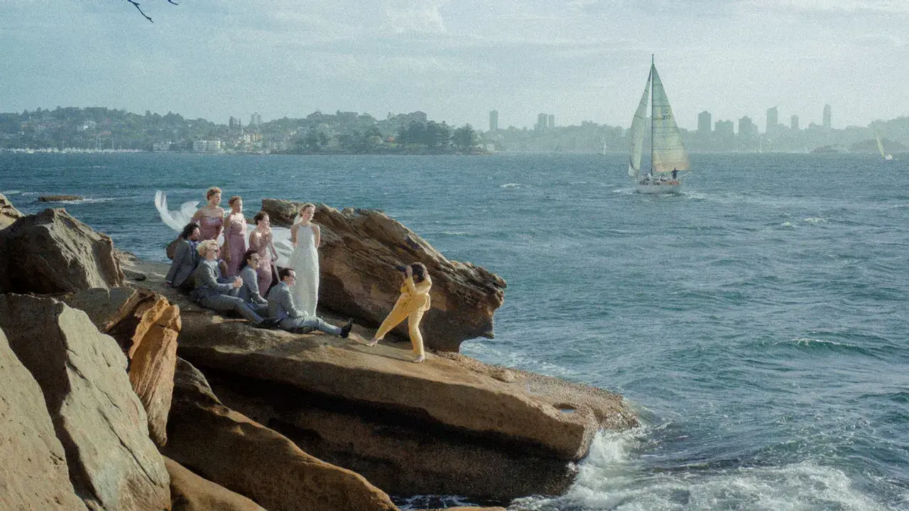 Friends and Strangers fondo