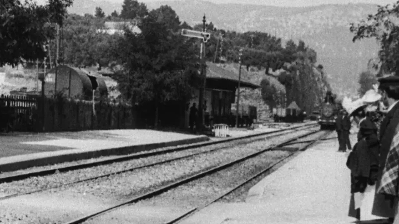 Llegada de un tren a la estación de la Ciotat fondo
