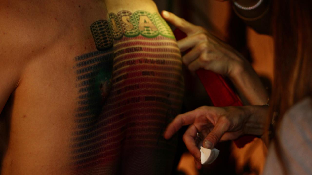 El hombre que vendió su piel fondo