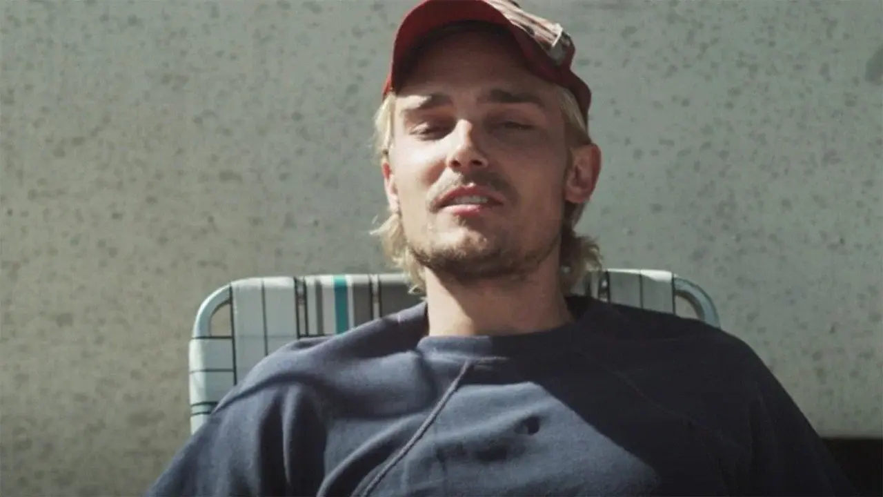 Screwball: The Ted Whitfield Story fondo