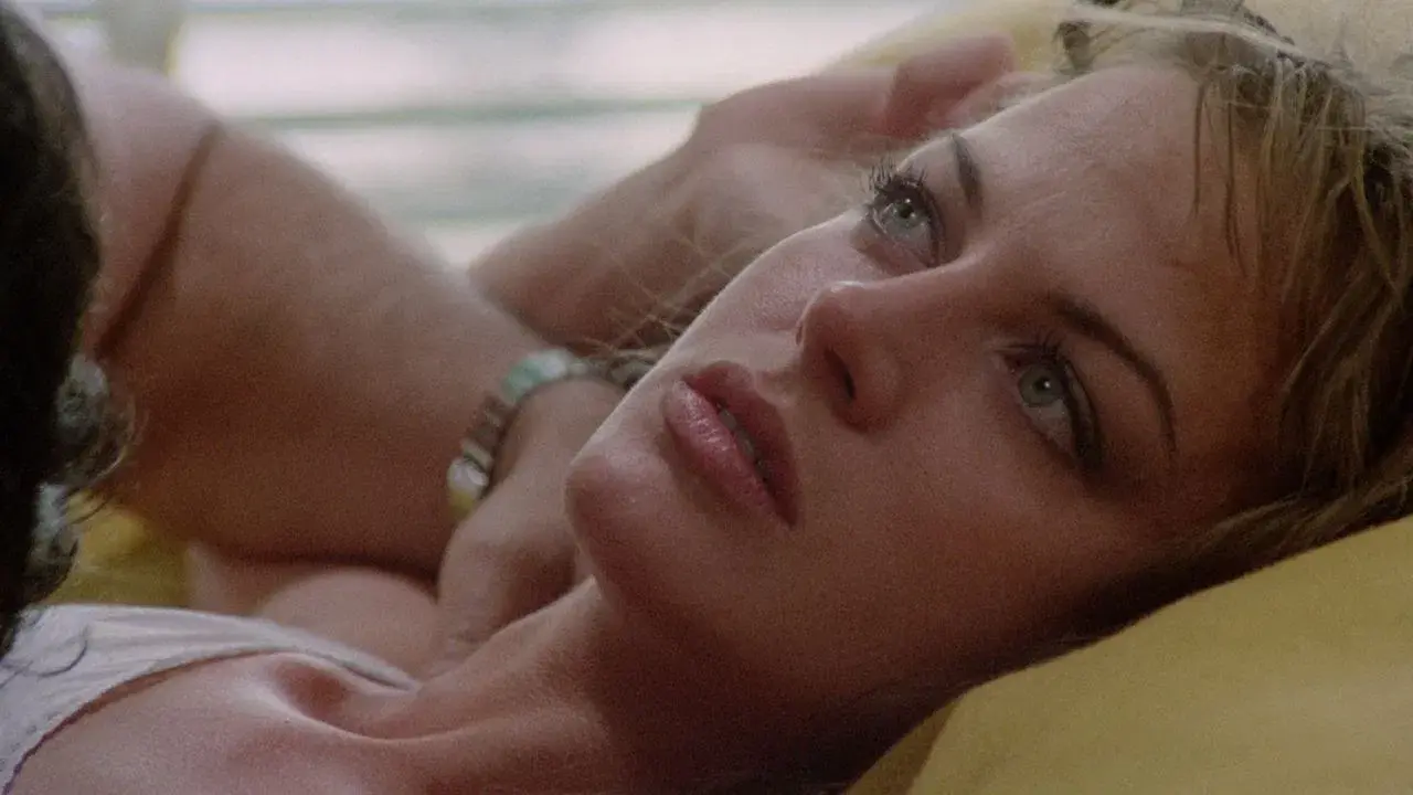 La chica del pijama amarillo fondo