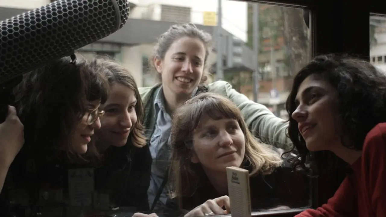 Las poetas visitan a Juana Bignozzi fondo