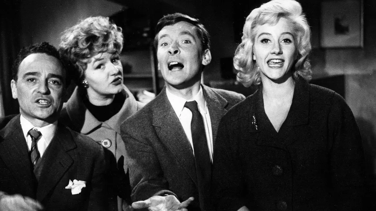 Carry On Regardless fondo