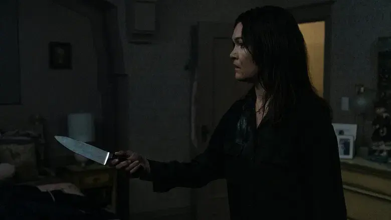 La huérfana: Primer asesinato - Fondo