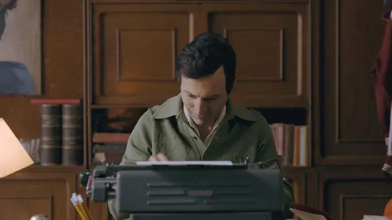 Chespirito: Sin querer queriendo - Fondo