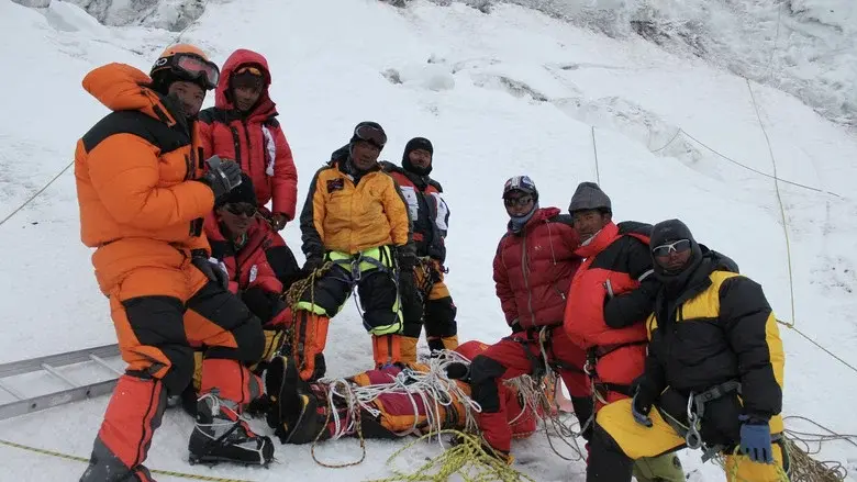 Death Zone: Cleaning Mount Everest - Fondo