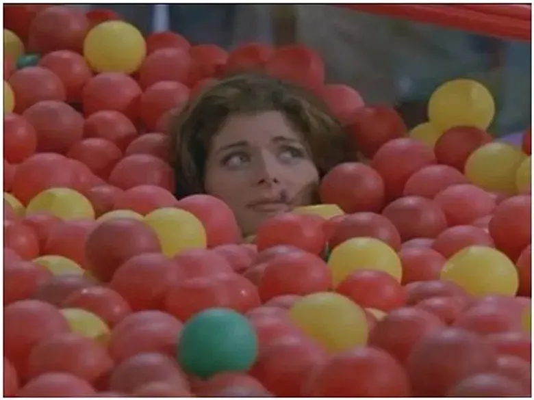 Tres son muchos, seis multitud