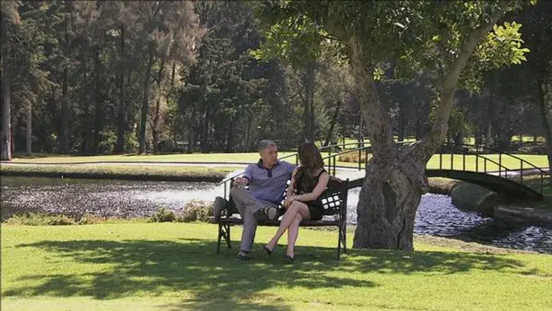 Monica sorprende a Aurelio con su amante