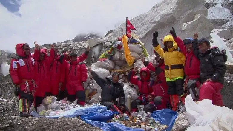 Death Zone: Cleaning Mount Everest - Fondo