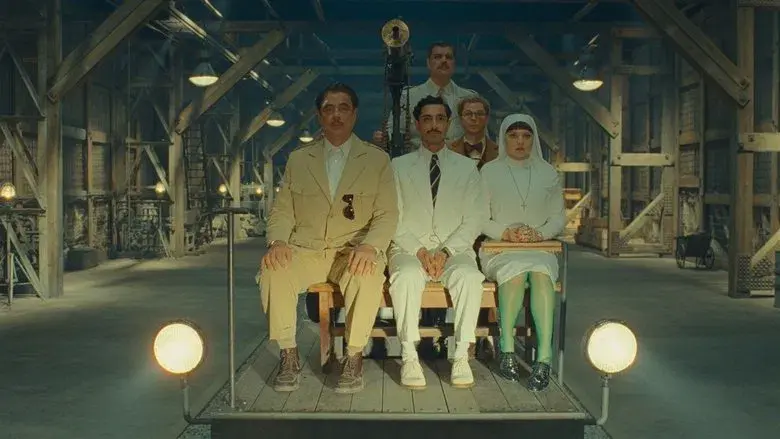 La trama fenicia - Fondo