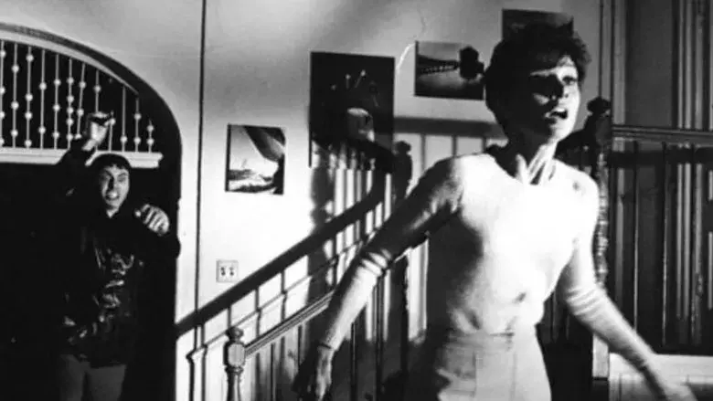 Sola en la oscuridad - Fondo