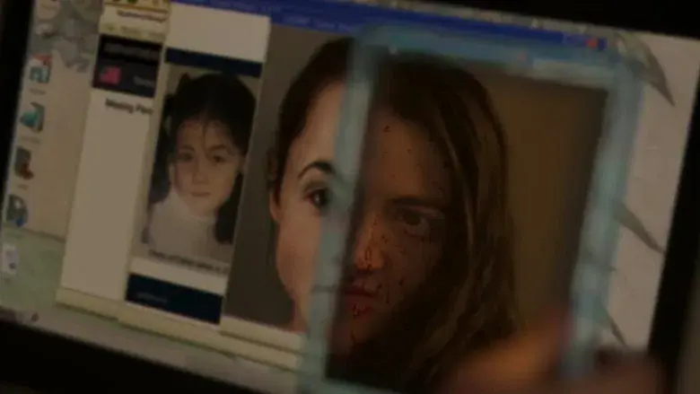 La huérfana: Primer asesinato - Fondo