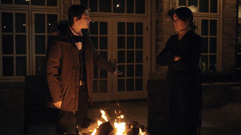 La huérfana: Primer asesinato - Fondo