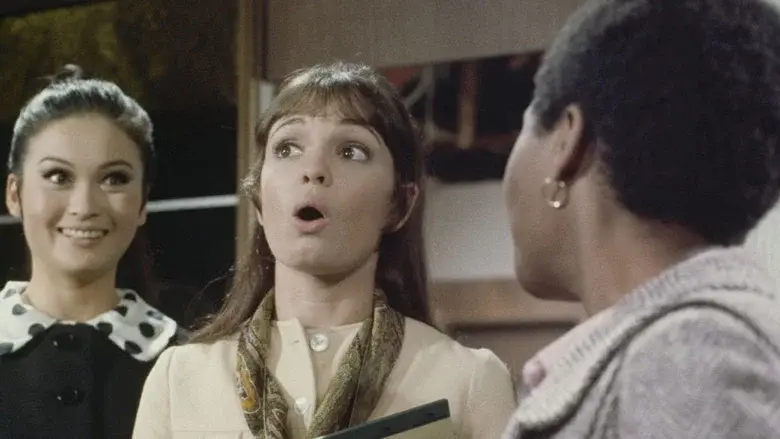 Gidget Grows Up - Fondo