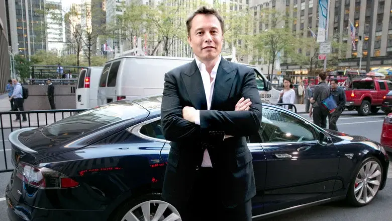 Elon Musk: The Real Life Iron Man - Fondo