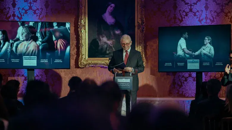 Un escándalo muy real - Fondo