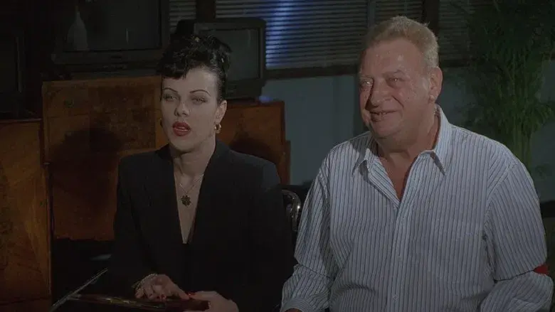 Un loco anda suelto - Fondo