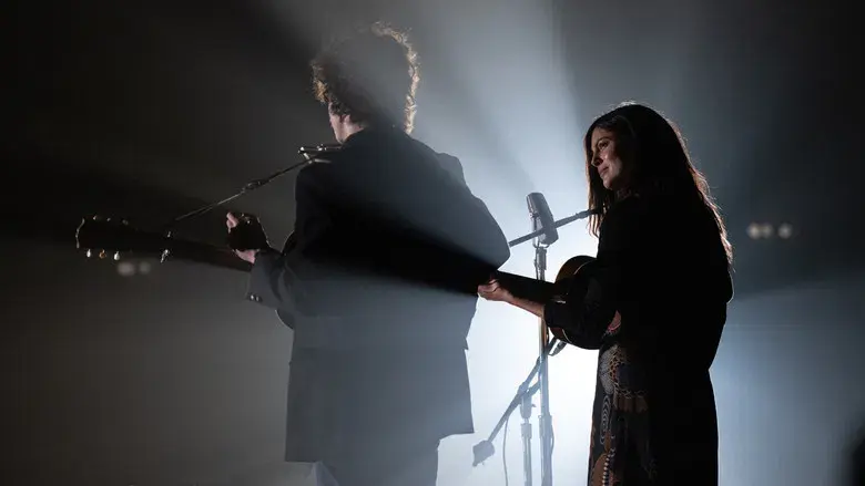 A Complete Unknown - Fondo