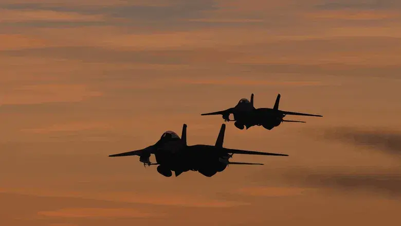 Top Gun: Ídolos del aire - Fondo