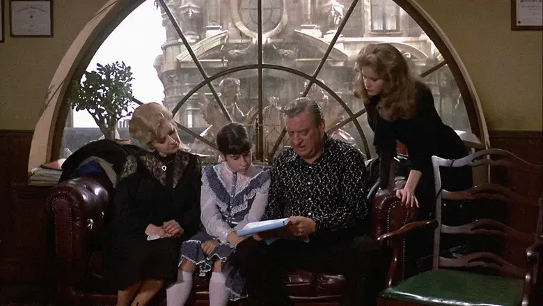 Quien tiene una suegra, tiene un tesoro - Fondo