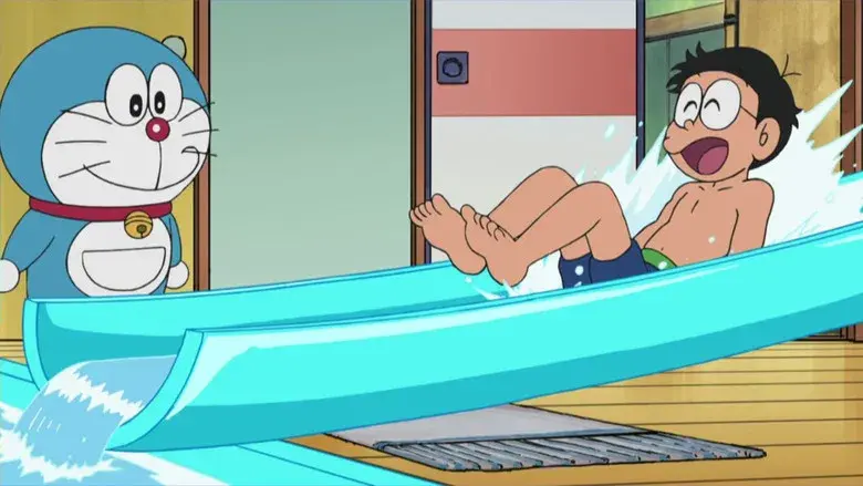 El tobogán de agua de la montaña de detrás del colegio