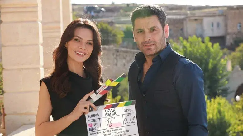 En Tierra Lejana - Fondo