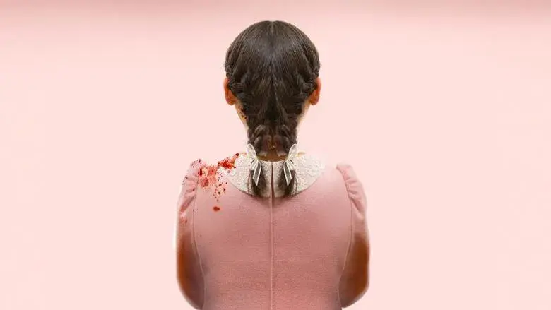 La huérfana: Primer asesinato - Fondo