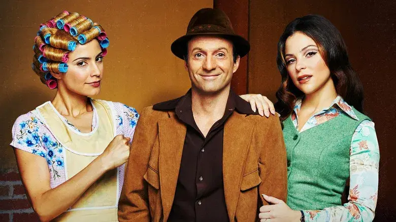 Chespirito: Sin querer queriendo - Fondo