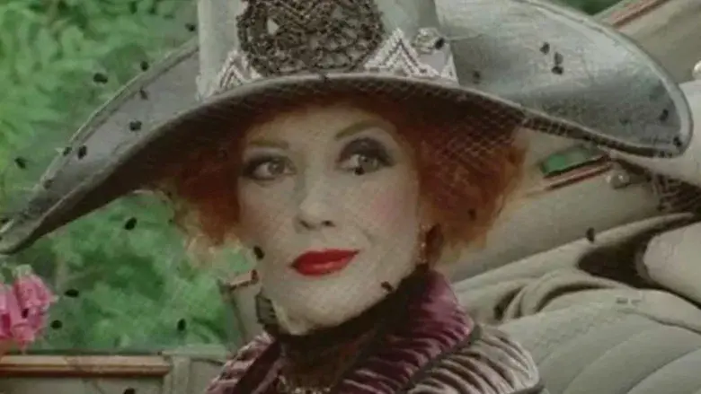 She Fell Among Thieves - Fondo