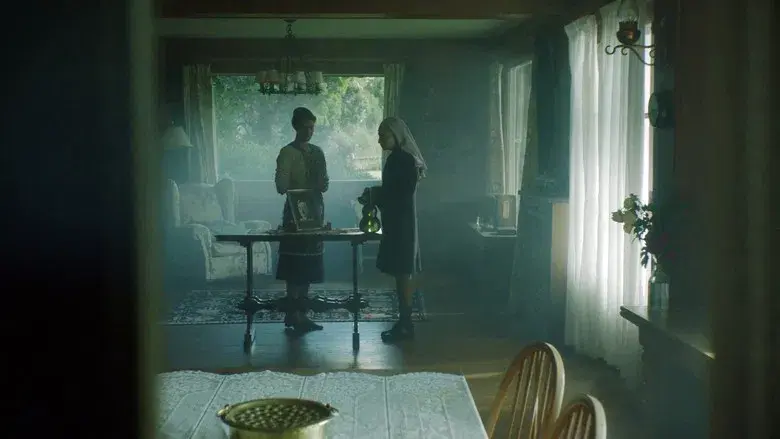 La Bruja De Hitler - Fondo