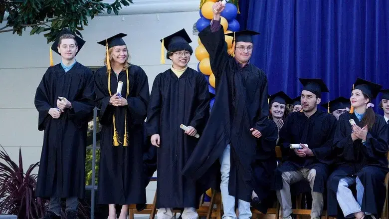 Adam se gradúa