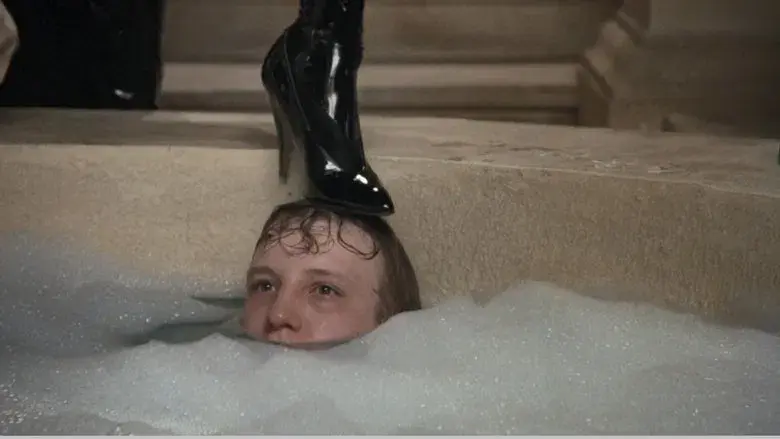 La guarida del gusano blanco - Fondo