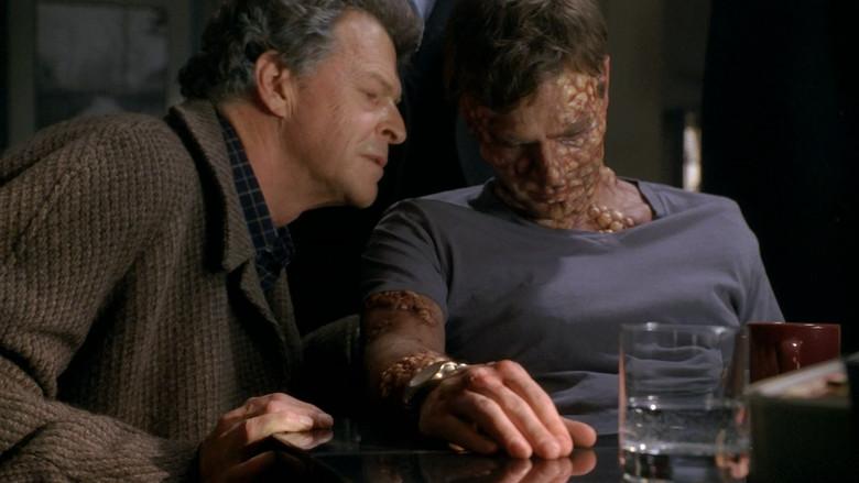 Olivia, en el laboratorio, con un revólver