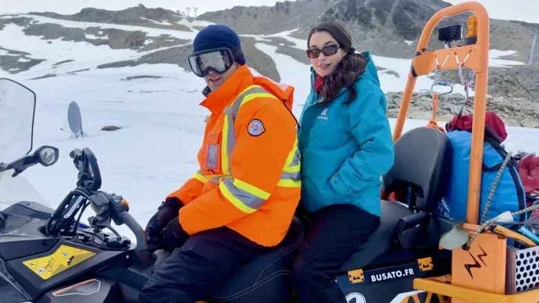 Polar Opposites - Fondo