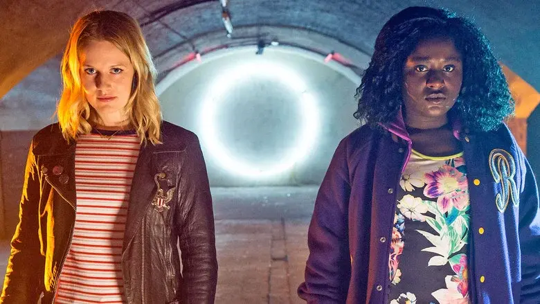 Castor con una motosierra