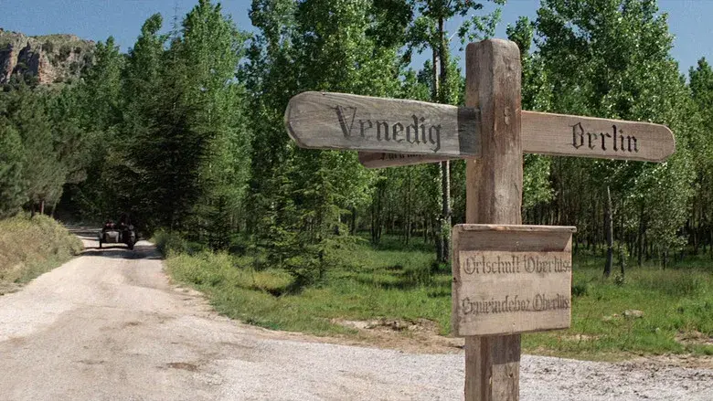 Indiana Jones y la última cruzada - Fondo