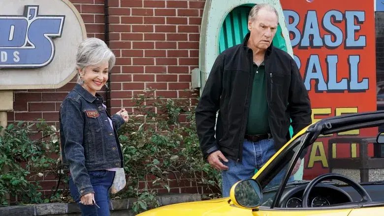 Una maleta llena de dinero y un mini coche amarillo