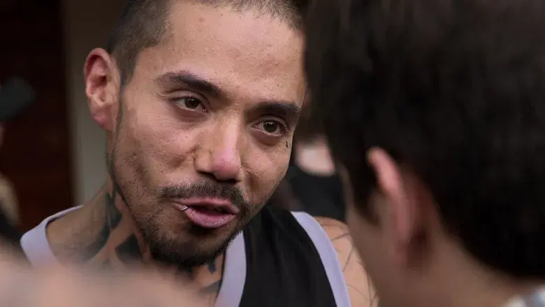 Aurelio atrapa a Emiliana para cobrarle su traición