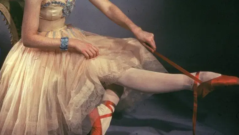 Las zapatillas rojas - Fondo