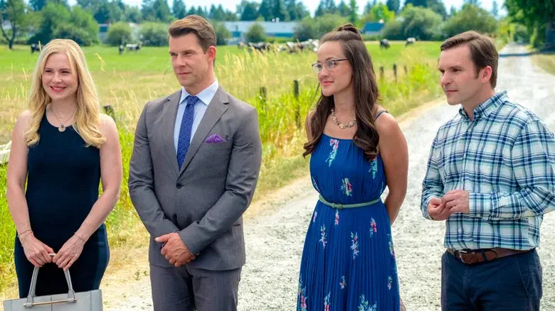 Signed, Sealed, Delivered: Home Again - Fondo