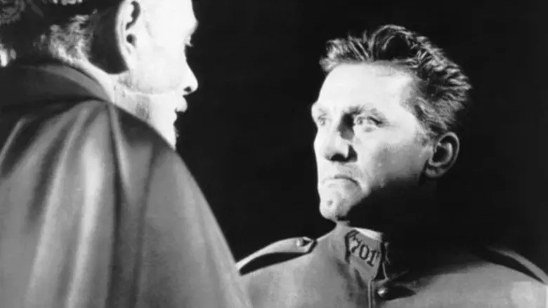 Senderos de gloria - Fondo