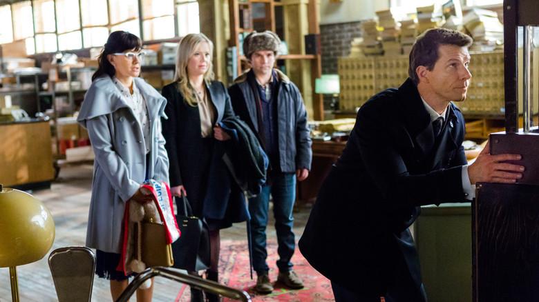 Signed, Sealed, Delivered: From Paris with Love - Fondo